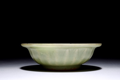 Een Chinese Longquan celadon schotel met &quot;Tweeling vissen&quot;, Song