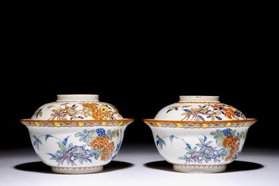 Une paire de bols et couvercles en fa&iuml;ence de Delft polychrome, d&eacute;but du 18&egrave;me