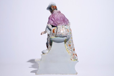 Une fontaine en faience de Delft polychrome petit feu en forme d'une femme, 18&egrave;me
