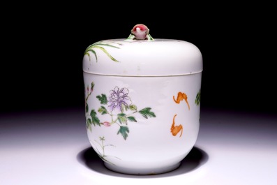 Une bo&icirc;te couverte &agrave; prise en forme de p&ecirc;che en porcelaine de Chine famille rose, marque et &eacute;poque de Guangxu