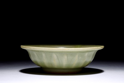 Een Chinese Longquan celadon schotel met &quot;Tweeling vissen&quot;, Song