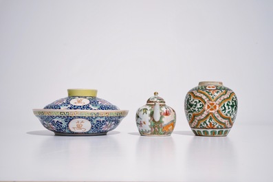 Un lot vari&eacute; en porcelaine de Chine famille rose, verte et monochrome, 19/20&egrave;me