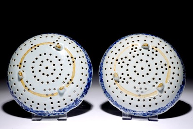 Une paire d'&eacute;gouttoirs en porcelaine de Chine bleu et blanc d'apr&egrave;s un mod&egrave;le en Delft, Qianlong