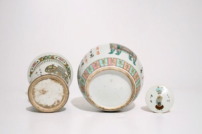 Un ensemble de vases en porcelaine de Chine famille verte, 19&egrave;me