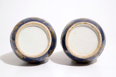 Une paire de vases en porcelaine de Chine famille verte sur fond bleu poudr&eacute; et dor&eacute;, 19&egrave;me