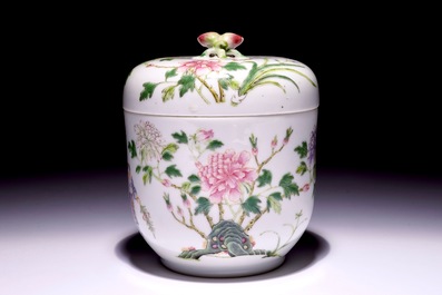 Une bo&icirc;te couverte &agrave; prise en forme de p&ecirc;che en porcelaine de Chine famille rose, marque et &eacute;poque de Guangxu