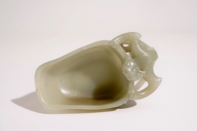 Een libation cup in Chinese celadon jade, 19e eeuw