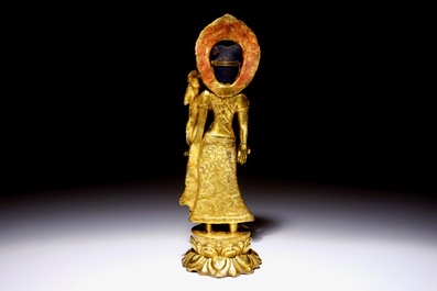 Een verguld bronzen figuur van Tara staand op een lotustroon, China, 19e eeuw