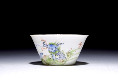 Une tasse &agrave; vin en porcelaine de Chine coquille d'oeuf &agrave; d&eacute;cor de &quot;Dragon et ph&eacute;nix&quot;, Yongzheng