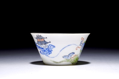 Une tasse &agrave; vin en porcelaine de Chine coquille d'oeuf &agrave; d&eacute;cor de &quot;Dragon et ph&eacute;nix&quot;, Yongzheng