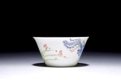 Une tasse &agrave; vin en porcelaine de Chine coquille d'oeuf &agrave; d&eacute;cor de &quot;Dragon et ph&eacute;nix&quot;, Yongzheng
