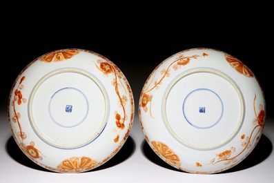 Une paire d'assiettes en porcelaine de Chine monochrome avec traces de dorure, Kangxi