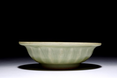 Een Chinese Longquan celadon schotel met &quot;Tweeling vissen&quot;, Song