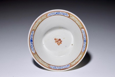 Une tasse &agrave; vin en porcelaine de Chine coquille d'oeuf &agrave; d&eacute;cor de &quot;Dragon et ph&eacute;nix&quot;, Yongzheng