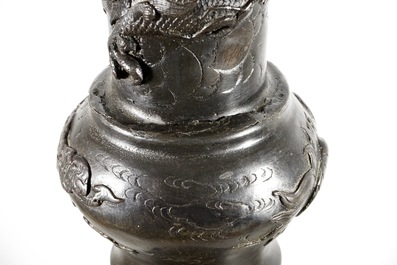 Une paire de colonnes d'&eacute;clairage en bronze, Japon, Meiji, 19&egrave;me