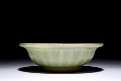 Een Chinese Longquan celadon schotel met &quot;Tweeling vissen&quot;, Song