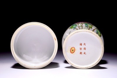 Een driedelige Chinese famille rose dekseldoos, Guangxu merk en periode