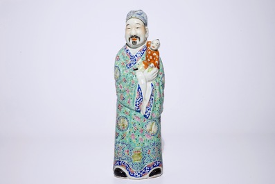 Deux figures d'immortels et un Bouddha en porcelaine de Chine famille rose, 19/20&egrave;me
