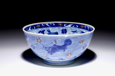 Een zeldzame Chinese kom met blauw en onderglazuur rood decor van karpers en zeedieren, Kangxi merk en periode