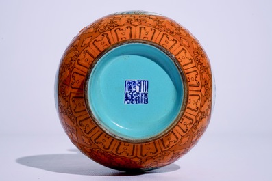 Un vase de forme yuhuchunping en porcelaine de Chine &agrave; fond orange, marque de Qianlong, 20&egrave;me