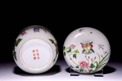 Une bo&icirc;te couverte &agrave; prise en forme de p&ecirc;che en porcelaine de Chine famille rose, marque et &eacute;poque de Guangxu