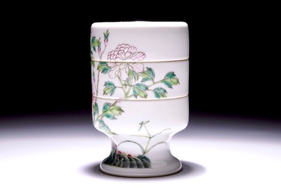 Une bo&icirc;te couverte de trois pi&egrave;ces en porcelaine de Chine famille rose, marque et &eacute;poque de Guangxu
