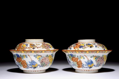 Une paire de bols et couvercles en fa&iuml;ence de Delft polychrome, d&eacute;but du 18&egrave;me