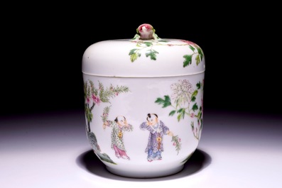 Une bo&icirc;te couverte &agrave; prise en forme de p&ecirc;che en porcelaine de Chine famille rose, marque et &eacute;poque de Guangxu