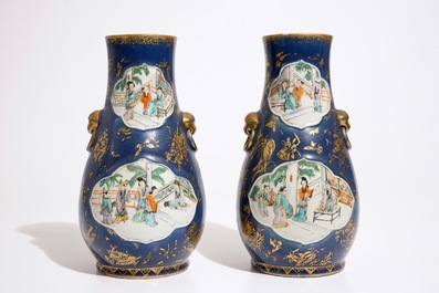 Een paar Chinese vazen met famille verte decor op poederblauwe en vergulde fondkleur, 19e eeuw