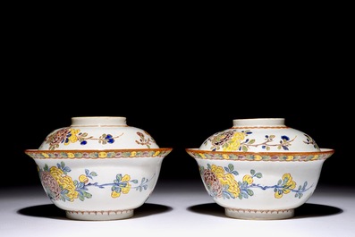 Une paire de bols et couvercles en fa&iuml;ence de Delft polychrome, d&eacute;but du 18&egrave;me