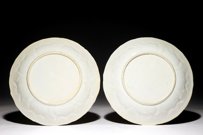 Une paire d'assiettes moul&eacute;es en porcelaine de Chine rouge de fer et dor&eacute;, Kangxi