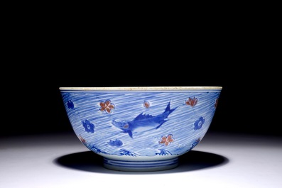 Un bol en porcelaine de Chine bleu, blanc et rouge de cuivre aux carpes et cr&eacute;atures marines, marque et &eacute;poque de Kangxi