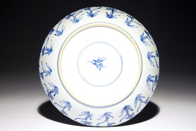 Een blauw-wit Chinees gecontourneerd bord met een jachtsc&egrave;ne, Kangxi