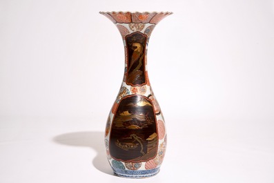 Un vase en porcelaine Imari aux r&eacute;serves en laque, Meiji, 19&egrave;me