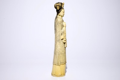 Un grand mod&egrave;le d'une Guanyin en ivoire sculpt&eacute;, Chine, 19&egrave;me