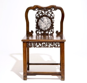 Une paire de chaises en bois sculpt&eacute; incrust&eacute; de marbre, 19/20&egrave;me