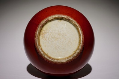 Un vase de forme yuhuchunping en porcelaine de Chine monochrome sang de boeuf, 18/19&egrave;me