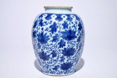 Een blauw-witte Delftse vaas met decor van lotusslingers in Ming-stijl, eind 17e eeuw