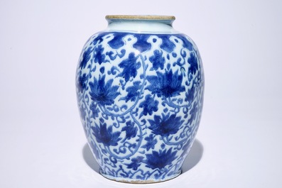 Un vase en fa&iuml;ence de Delft aux rinceaux de lotus de style Ming, ca. 1700