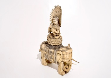 Een grote Chinese ivoren figuur van Boeddha op een olifant, eind 19e eeuw