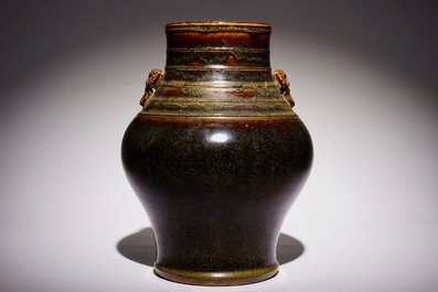 Een Chinese monochrome teadust geglazuurde hu vaas, Qianlong merk, 19e eeuw