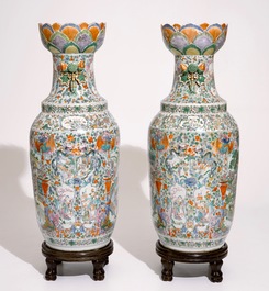 Une paire de tr&egrave;s grands vases en porcelaine de Chine rose-verte de Canton, 19&egrave;me
