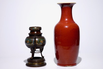 Un vase en porcelaine de Chine sang de boeuf monochrome et un br&ucirc;le-parfum, 19&egrave;me