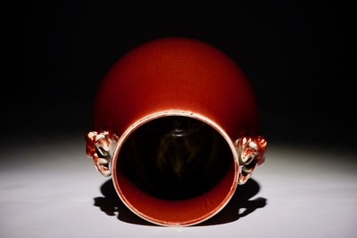 Un vase de forme hu en porcelaine de Chine monochrome sang de boeuf, 19&egrave;me
