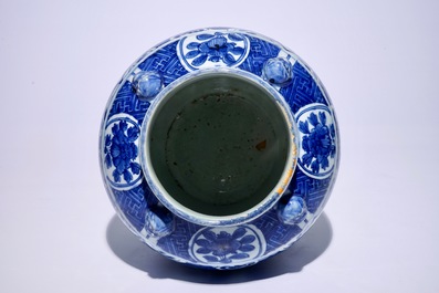 Un grand pot en porcelaine de Chine bleu et blanc, Ming, Wanli