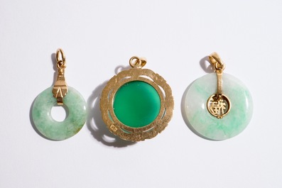 Een lot Chinese sieraden in jade en 18K goud: een armband, een ring en vier hangers