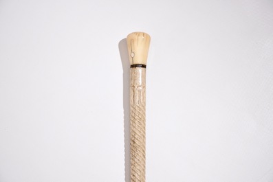 Een wandelstok in scrimshaw walvisbeen met een bewerkte walvistand als handvat, 19e eeuw