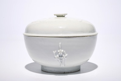 A Chinese Dehua blanc de Chine bowl and cover with applied decoration, 19th C.