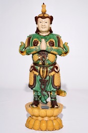 Un grand mod&egrave;le d'un soldat de style Ming en porcelaine de Chine de type sancai, 20&egrave;me