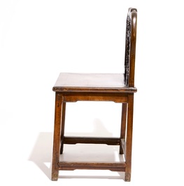Een paar Chinese gesculpteerde hardhouten stoelen met marmer ingelegd, 19/20e eeuw